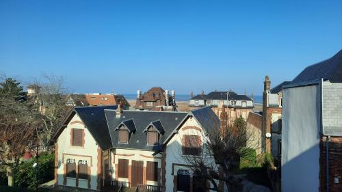an aerial view of a house in a city at Villa Les Bains in Houlgate