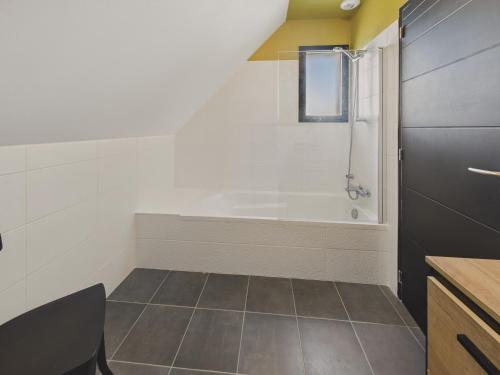 a bathroom with a bath tub and a shower at Maison neuve avec terrasse pour 6 personnes in Bénodet