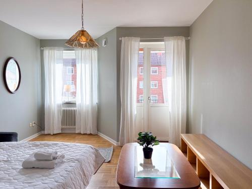 Postel nebo postele na pokoji v ubytování Säffle Suites by Svaneholm Hotel