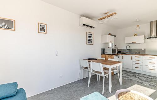 Dapur atau dapur kecil di Cozy Apartment In Coupvray With Wifi