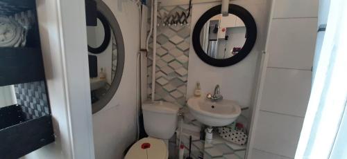 une petite salle de bain avec toilettes et lavabo dans l'établissement Le Petit Palais, à Menton