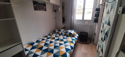 - une petite chambre avec un lit dans une pièce dotée d'une fenêtre dans l'établissement Le Petit Palais, à Menton