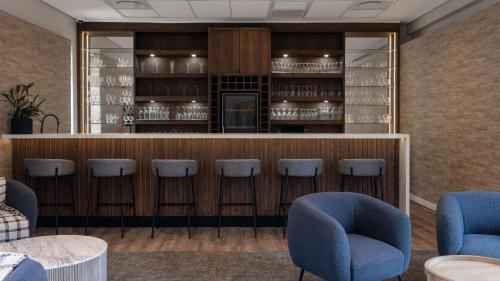 Ο χώρος του lounge ή του μπαρ στο Radisson Hotel and Convention Centre OR Tambo Airport