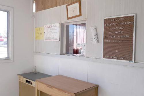 a room with a counter and a window and a table at OYO Hotel Durant MS Bowling Green Rd in Durant