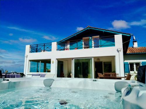 une maison avec une piscine devant dans l'établissement Maison ZEN - Bayonne à 10 min, à Mouguerre