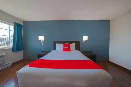 Ένα ή περισσότερα κρεβάτια σε δωμάτιο στο OYO Hotel St Helens OR