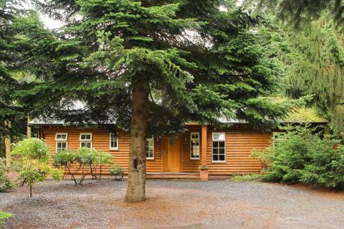 Taman di luar Scots Pine Lodge