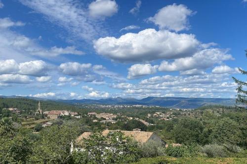 une vue sur une ville avec des nuages dans le ciel dans l'établissement L'escapade Ardéchoise, à Ailhon