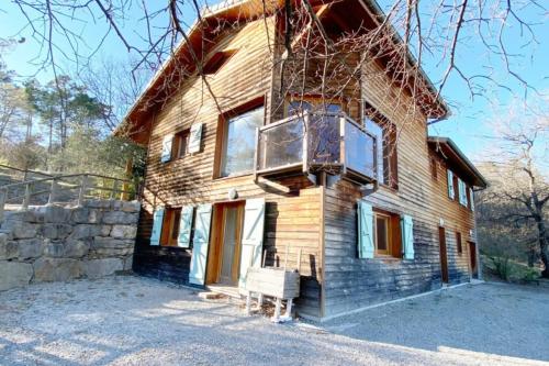 Cette maison en bois dispose d'un balcon. dans l'établissement L'escapade Ardéchoise, à Ailhon