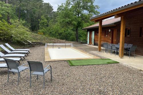 une terrasse avec des chaises, une piscine et une maison dans l'établissement L'escapade Ardéchoise, à Ailhon