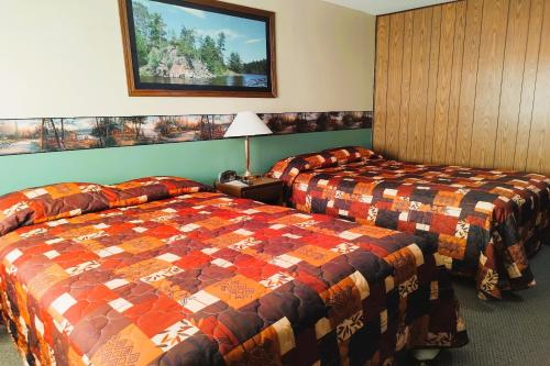 a hotel room with two beds in a room at Love Hotels Voyageur by OYO at International Falls MN in International Falls