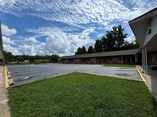 Un estacionamiento vacío frente a un edificio en Travel Inn By OYO Danville US-29, en Danville