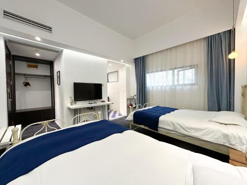 Ein Bett oder Betten in einem Zimmer der Unterkunft Suzhou Unique Space Design Art Hotel