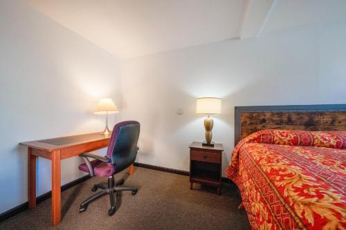 Postel nebo postele na pokoji v ubytování Unicorn Inn by OYO Portland