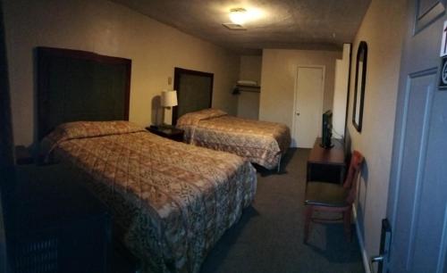 Кровать или кровати в номере Budget Lodge by OYO Portland West