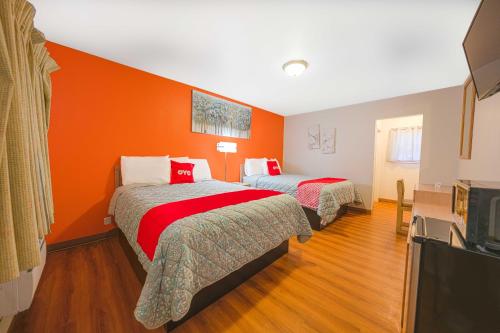 Ein Bett oder Betten in einem Zimmer der Unterkunft Royal Gateway Motel by OYO