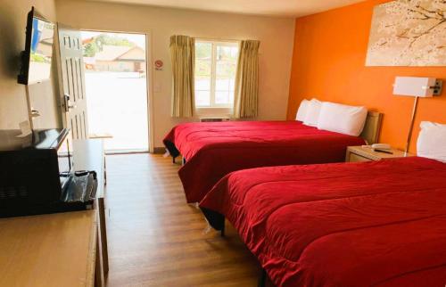 Ein Bett oder Betten in einem Zimmer der Unterkunft Royal Gateway Motel by OYO