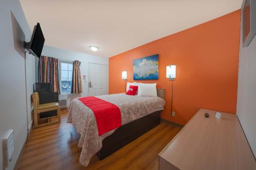 Ein Bett oder Betten in einem Zimmer der Unterkunft Royal Gateway Motel by OYO