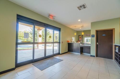 Η κουζίνα ή μικρή κουζίνα στο Moulton Inn & Suites By OYO Near Shiner TX