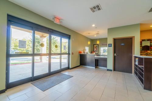 Η κουζίνα ή μικρή κουζίνα στο Moulton Inn & Suites By OYO Near Shiner TX