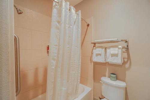 Ένα μπάνιο στο Moulton Inn & Suites By OYO Near Shiner TX