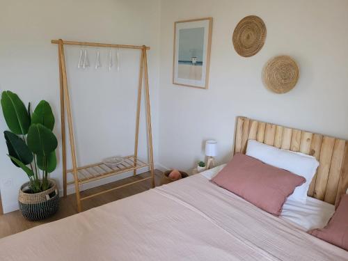een slaapkamer met een bed en een plant bij Sunny oasis in Salles