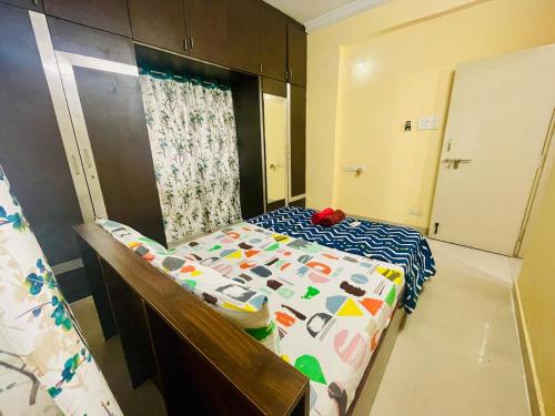 Postel nebo postele na pokoji v ubytování Lovely 2bhk at Begumpet with Ac