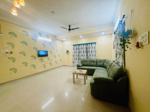 Posezení v ubytování Lovely 2bhk at Begumpet with Ac