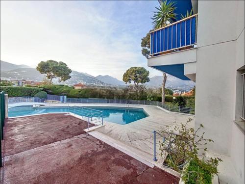 une piscine devant un immeuble dans l'établissement Charmant studio proche plage, à Roquebrune-Cap-Martin