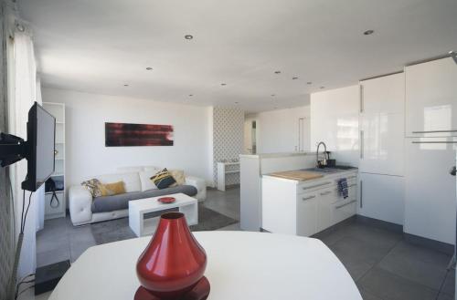 une cuisine et un salon avec un canapé dans l'établissement Cosy appartement - Longchamp - vue Mer !, à Marseille