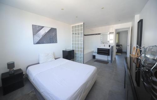 une chambre avec un lit blanc et une salle de bain dans l'établissement Cosy appartement - Longchamp - vue Mer !, à Marseille