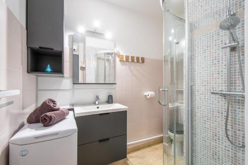 une salle de bain avec toilettes, lavabo et douche dans l'établissement Le Cabestan Studio Terrasse Parking Proche de la plage et de la Marina de Port Camargue, au Grau-du-Roi