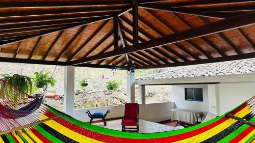 a room with a hammock in a house at Cabaña Alcala campestre in San Gil