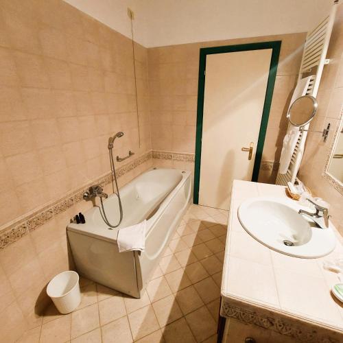 Koupelna v ubytování Albergo Ristorante Bigiù