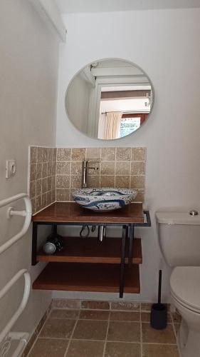 une salle de bain avec un lavabo et un miroir dans l'établissement Le Clos des Galéjades, à Porquerolles