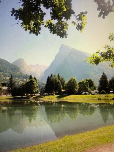 - une vue sur un lac avec une montagne en arrière-plan dans l'établissement Le Samoëns cosy 3 etoiles en centre ville, à Samoëns