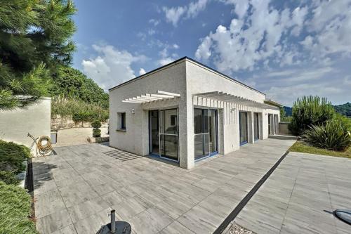 une maison avec une grande terrasse en face dans l'établissement Villa d'architecte moderne, à Chazeaux