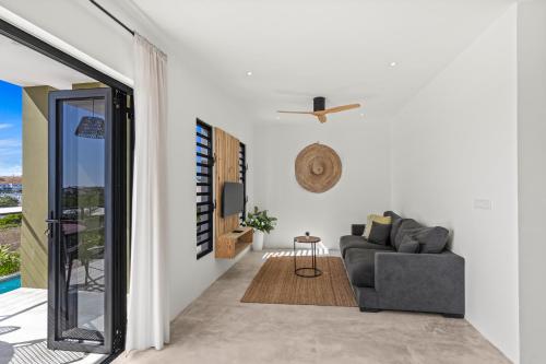 un salon avec un canapé et une porte coulissante en verre dans l'établissement SERU40 Apartment 3, à Willemstad