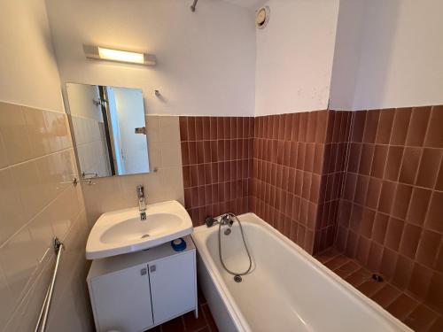 une salle de bain avec un lavabo, des toilettes et une baignoire dans l'établissement Studio Cabine à Gruissan pour 4 Pers. avec Loggia et Parking Privé – Résidence Voile d'Oc - FR-1-784-11, à Gruissan