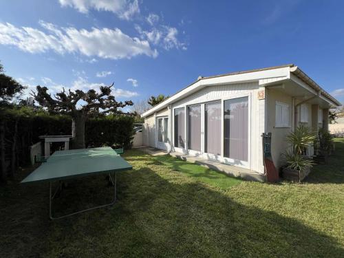 Maison Bungalow Climatisée avec Jardin Arboré, 3 Chambres, Wifi - Proche Plage et Commerces - FR-1-701-84