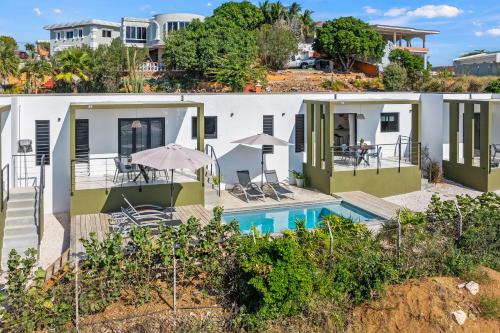 une vue aérienne d'une maison avec piscine dans l'établissement SERU40 Apartment 3, à Willemstad