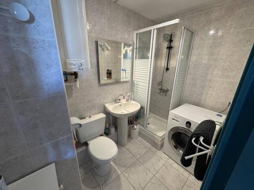 une salle de bain avec toilettes, lavabo et douche dans l'établissement Charmant T2 avec piscine et parking privatif au Cap d'Agde, idéal pour 4 personnes - FR-1-749-72, au Cap d'Agde
