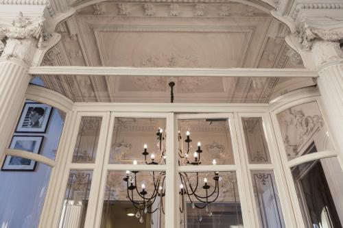 a ceiling with a chandelier in a room at Hotel Gravensteen in Ghent