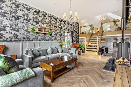 un soggiorno con un divano e un tavolo di Cairngorm Cottage a Skye of Curr