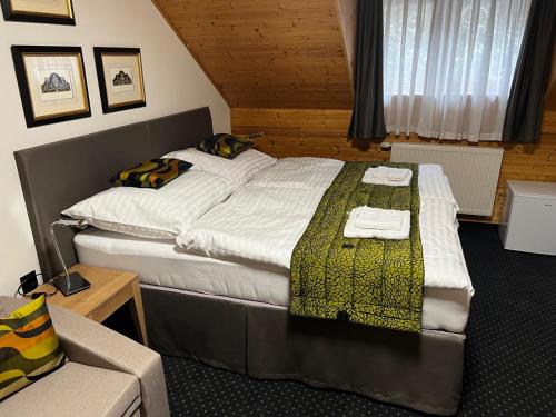 Postel nebo postele na pokoji v ubytování Hotel a vinařství Sádek