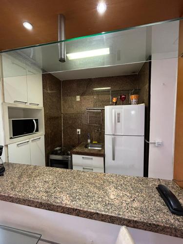 Η κουζίνα ή μικρή κουζίνα στο Flat Atlântico Neto