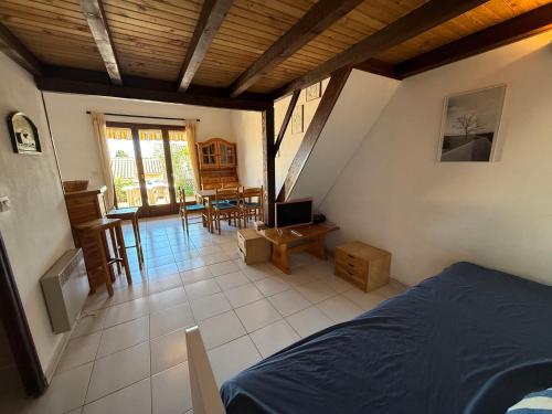 une chambre avec un lit et un salon dans l'établissement Villa 4/6 pers. au calme, proche port, parking privé - FR-1-784-39, à Gruissan