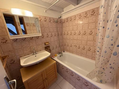 une salle de bain avec un lavabo et une baignoire dans l'établissement Villa 4/6 pers. au calme, proche port, parking privé - FR-1-784-39, à Gruissan