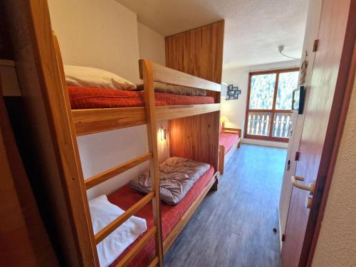 - une chambre avec 3 lits superposés dans une maison dans l'établissement Studio 4 pers. avec balcon, 20m², au cœur de Valfréjus - FR-1-265-245, à Valfréjus