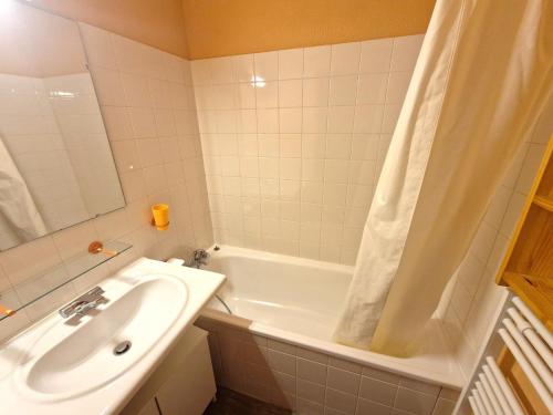une salle de bain avec un lavabo, une douche et une baignoire dans l'établissement Studio 4 pers. avec balcon, 20m², au cœur de Valfréjus - FR-1-265-245, à Valfréjus
